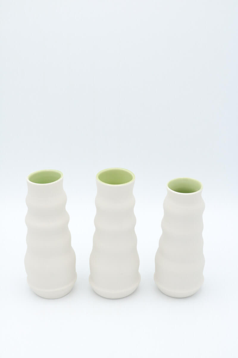 Vasen von Sandra Nitz außen weiß und innen grün