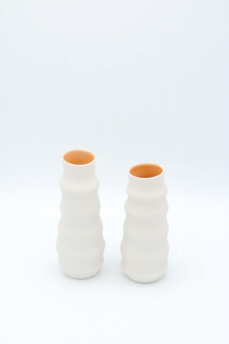 Vasen von Sandra Nitz außen weiß und innen orange
