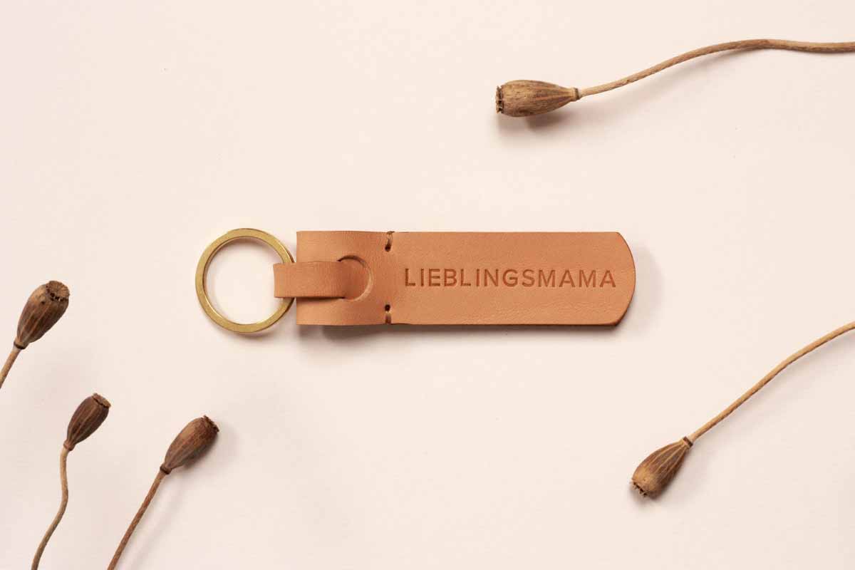 Schlüsselanhänger aus Leder mit der Aufschrift Lieblingsmama von Laura Stolz 6