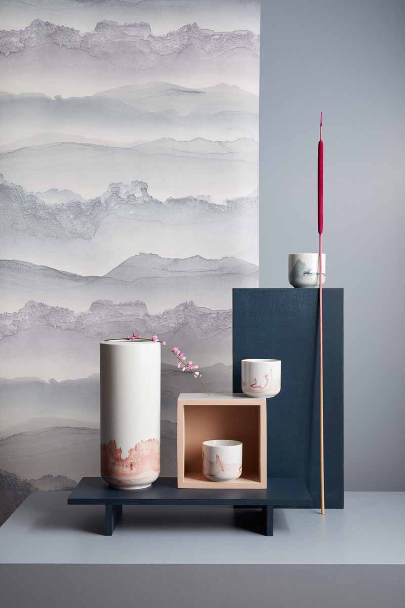 Tide Cups und Vase  von Anna Badur arrangiert vor einem grauen Hintergrund