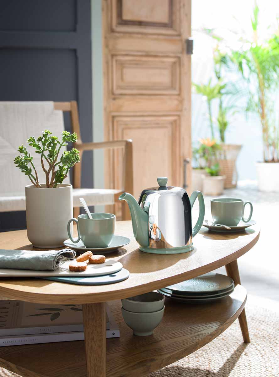 Tisch mit pastell gruener Teekanne von Degrenne