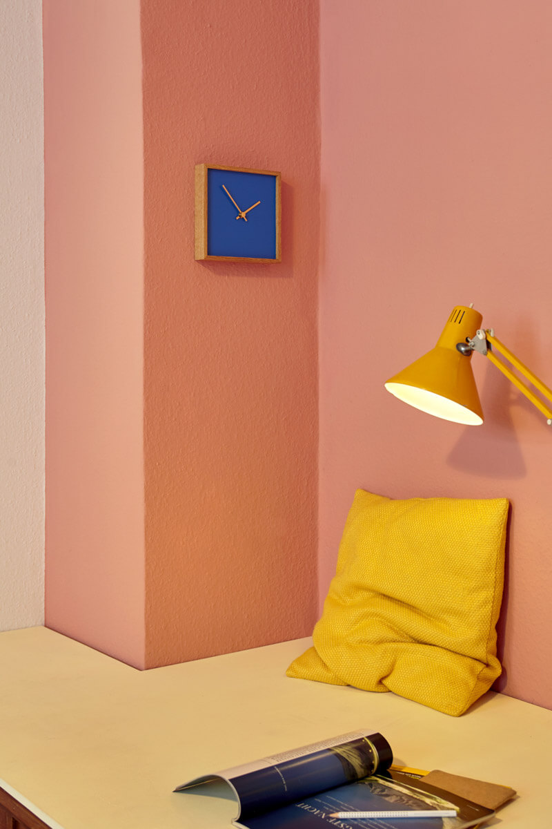 blaue Uhr von Constantin Lindner an einer rosanen Wand