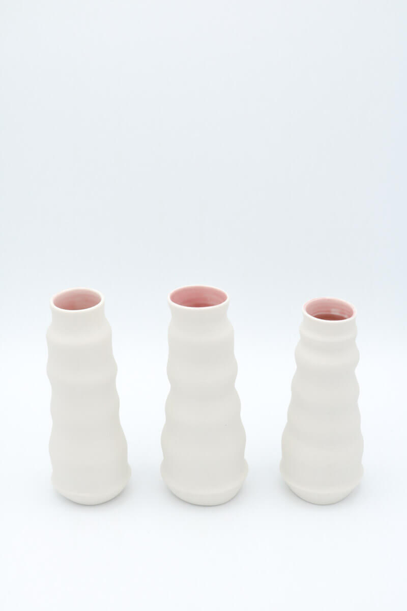 Vasen von Sandra Nitz außen weiß und innen  lachsfarben